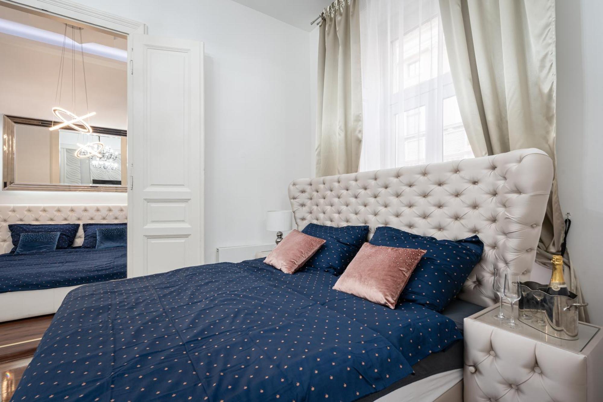 Opera Balkony Luxury With Free Parking Apartament